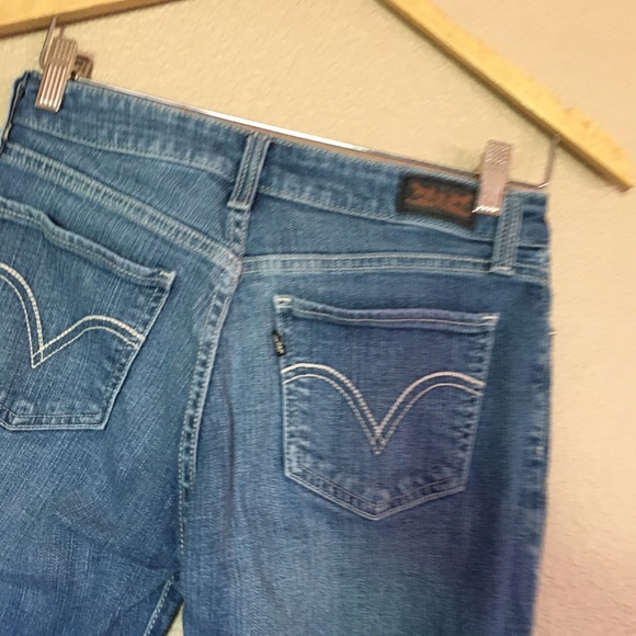 Levi’s - Picture 3 of 5